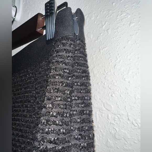 LOFT Black Pleated Tweeted Mini Skirt with a Side Zip. Size 8 - Picture 4 of 6